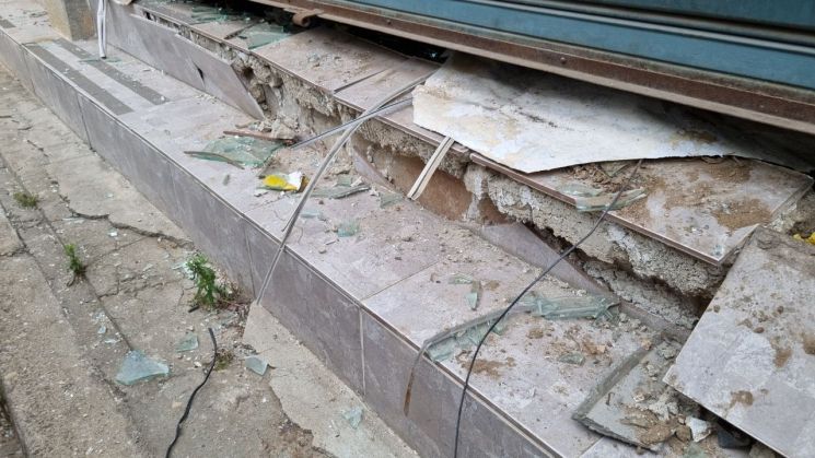 전국 곳곳이 안전 사각지대…유리조각·폐철근 방치된 재개발 철거현장