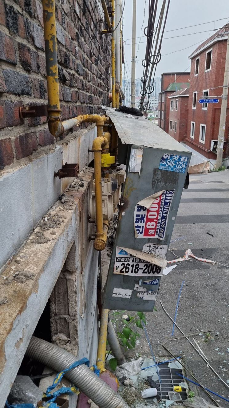 전국 곳곳이 안전 사각지대…유리조각·폐철근 방치된 재개발 철거현장