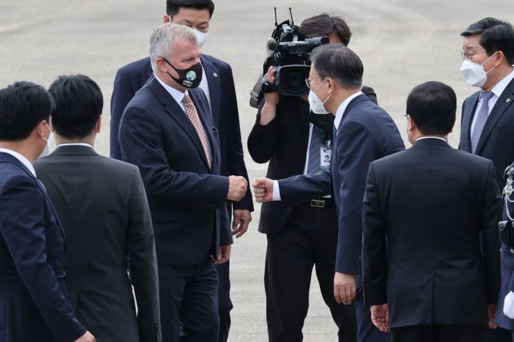 "한국이 세계 위기 극복에 큰 기여할 것"…文대통령 환송한 외국 대사들
