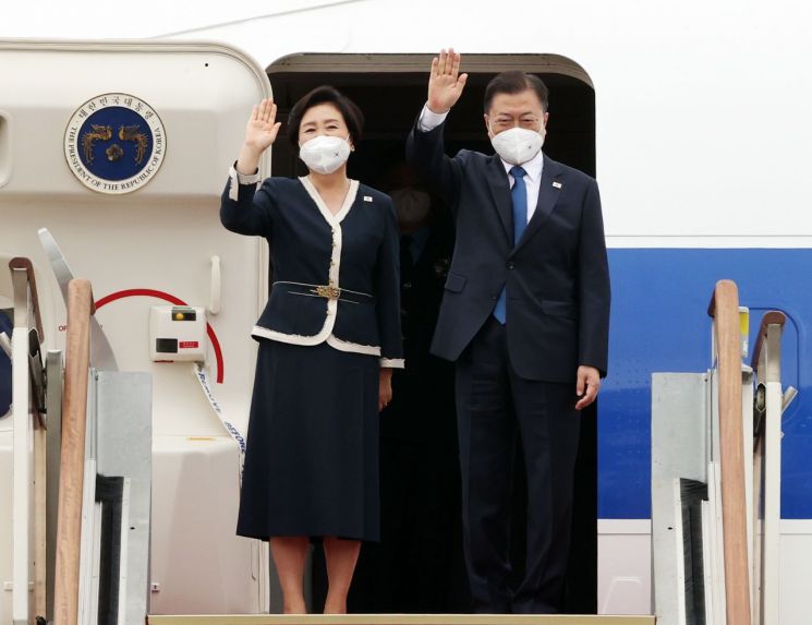 "한국이 세계 위기 극복에 큰 기여할 것"…文대통령 환송한 외국 대사들