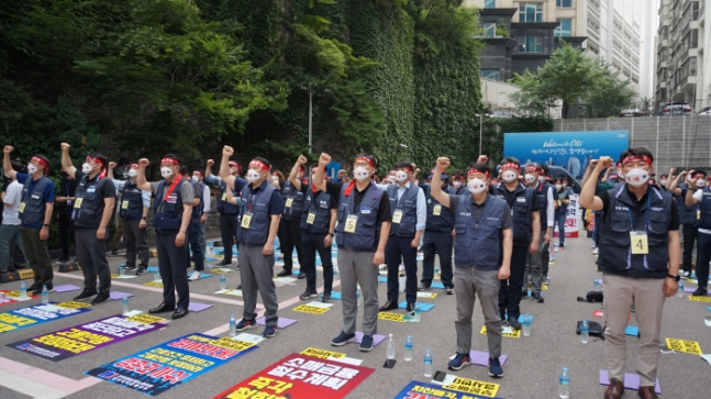 지난 8일 서울 중구 한국씨티은행 본점에서 ‘임금에 관한 단체 투쟁 승리 및 생존권 사수 투쟁 집회’를 진행하고 있는 금융노조 한국씨티은행지부 조합. 사진=한국씨티은행 노동조합