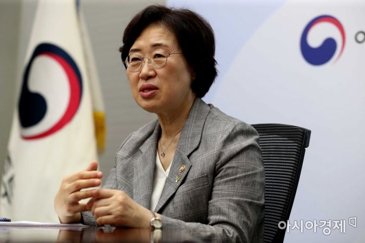 정영애 여성가족부 장관이 11일 정부서울청사 여성가족부 장관 집무실에서 아시아경제와 인터뷰하고 있다. /문호남 기자 munonam@