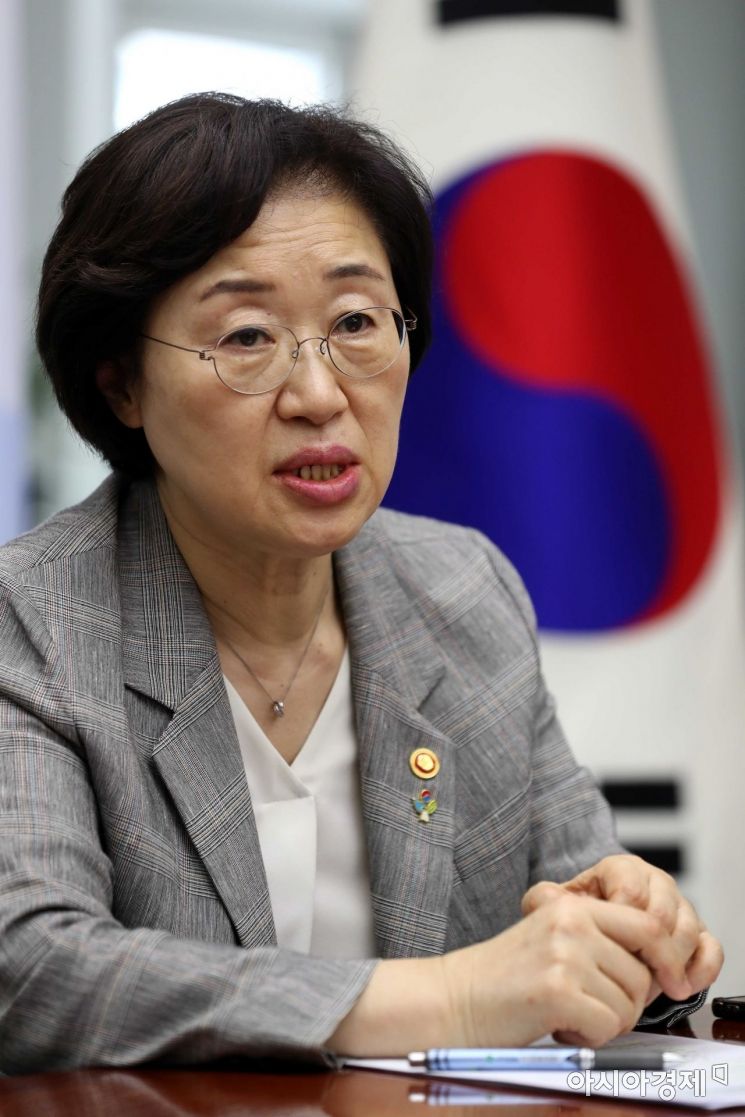 정영애 여성가족부 장관이 11일 정부서울청사 여성가족부 장관 집무실에서 아시아경제와 인터뷰하고 있다. /문호남 기자 munonam@