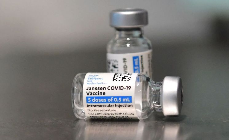 전북 부안군 한 의료기관에서 얀센 코로나19 백신을 정량보다 5배 과다 투여한 사실이 확인됐다고 12일 전북도 보건당국이 전했다. [이미지출처=연합뉴스]