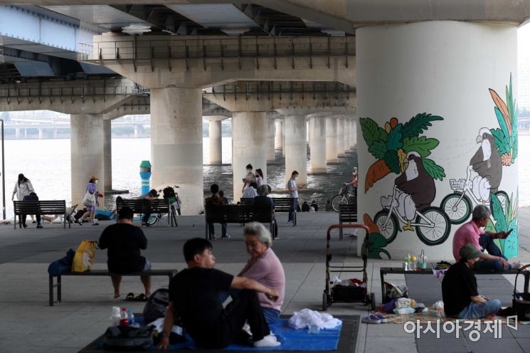 [포토]마포대교 아래 더위 식히는 시민들 