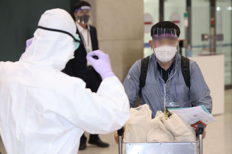 [일문일답]"해외서 백신접종 마친 유학생, 격리없이 직계가족 방문"