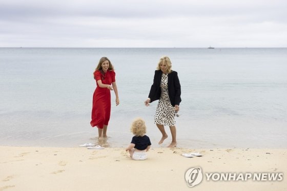 11일(현지시간) 조 바이든 미국 대통령 부인 질 바이든 여사와 보리스 존슨 영국 총리 부인 캐리 존슨 여사가 아들 윌프레드와 함께 해변에서 시간을 보내고 있다./사진=영국 총리실