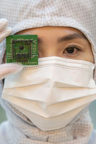 지난해 5월 대전 나노종합기술원 12인치 반도체 테스트베드 청정실에서 연구원이 MPW테스트칩을 선보이는 모습./대전=강진형 기자aymsdream@