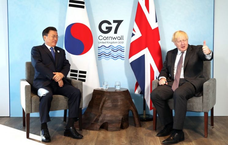 영국 총리, 文대통령에 "영국은 한국에 배울점이 많다"