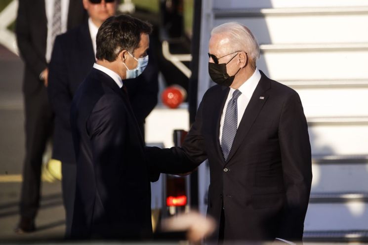 조 바이든 미 대통령(오른쪽)이 13일(현지시간) 벨기에 브뤼셀에 도착한 직후 알렉산더르 더크로 벨기에 총리와 만나 악수하고 있다. [이미지출처=EPA연합뉴스]