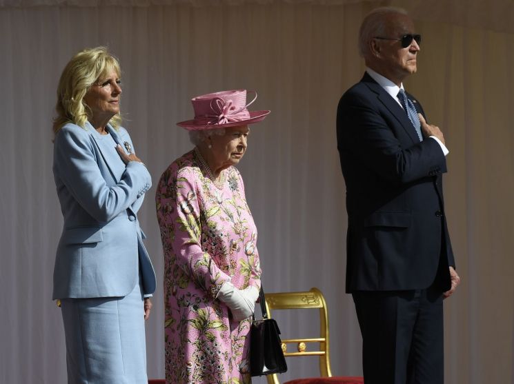 英 여왕 만난 바이든 "여왕 만나니 어머니 생각나…백악관에 초청"