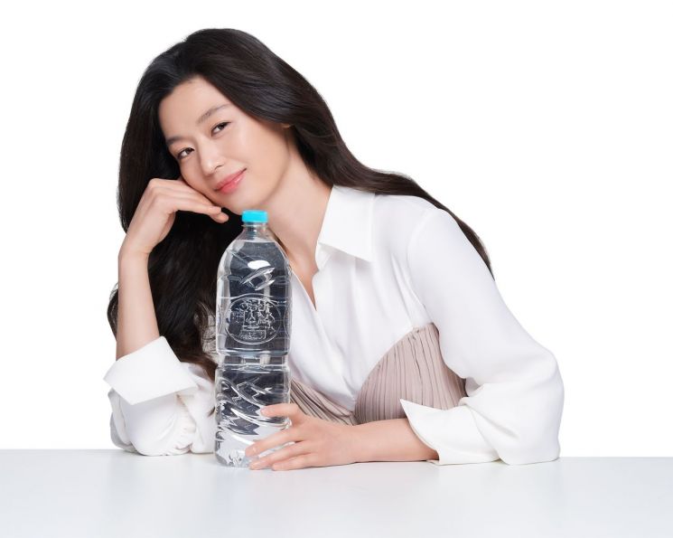 농심, 無라벨·페트병 경량화…친환경 백산수에 싱긋