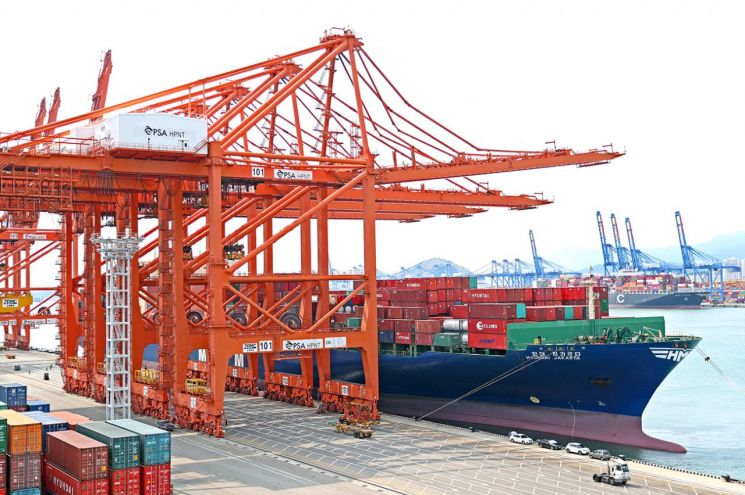 7000TEU급 컨테이너선 ‘HMM 자카르타호’가 부산항 신항 HPNT에서 국내 수출기업들의 화물을 싣고 있다.