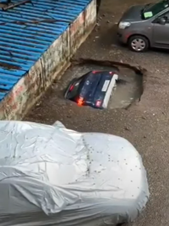 인도 뭄바이의 한 주택가 주차장에서 싱크홀이 생겨 차량이 가라앉는 모습./사진=유튜브 캡처