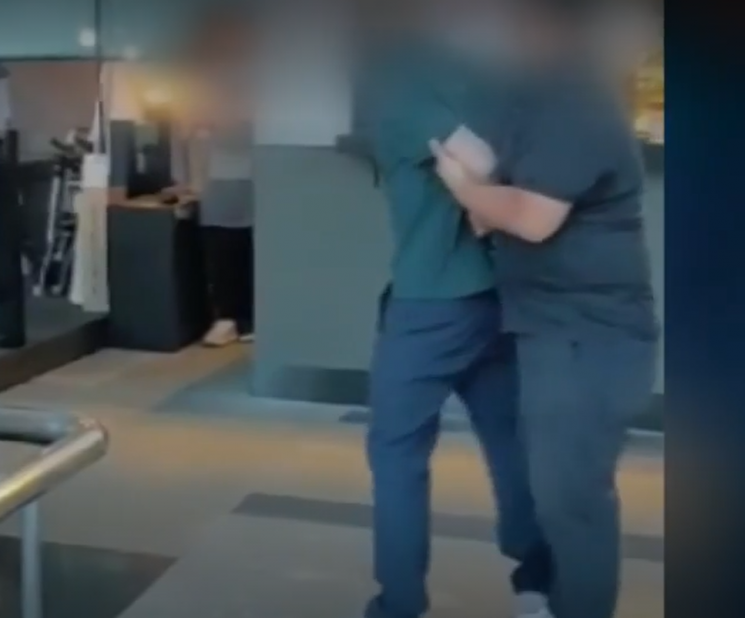 영수증 한 손으로 줬다고…휴게소서 일하던 10대 종업원 무차별 폭행