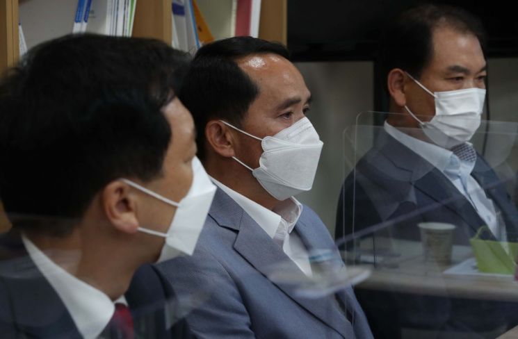 최원일 전 천안함 함장이 지난 11일 서울 영등포구 국민의힘 여의도연구원에서 열린 천안함 유족 및 생존 장병 간담회에서 전준영 천안함 생존자 예비역 전우회장의 발언을 듣던 중 눈시울을 붉히고 있다. [이미지출처=연합뉴스]