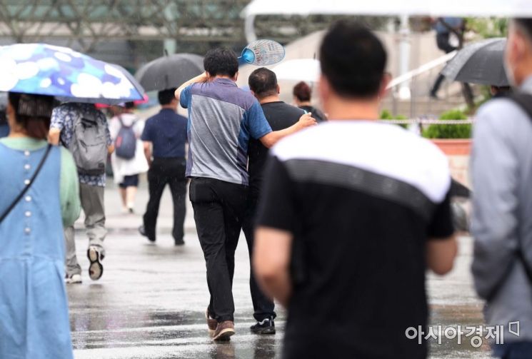 [포토]부채로 비 피하는 시민들 