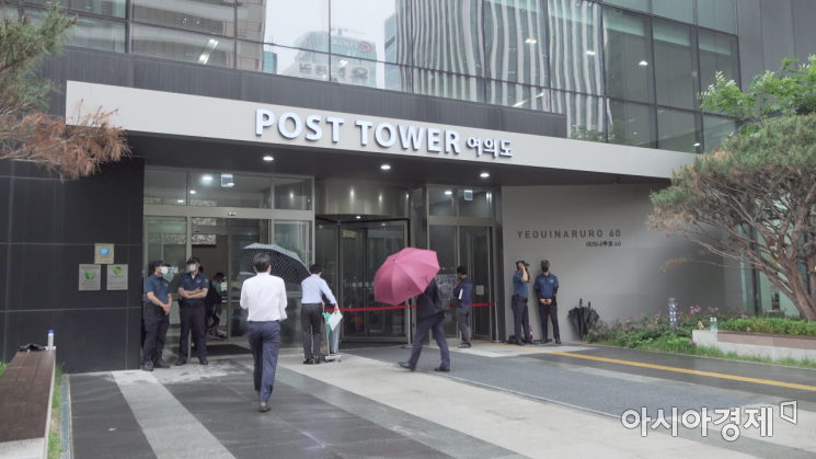 경찰이 여의도 포스트타워 1층 로비 입구를 지키고 있다. / 사진=윤진근 PD yoon@