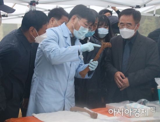 지난해 11월 19일 국립 5·18민주묘지에서 '무명열사'의 유골 유전자 시료를 채취하는 모습.