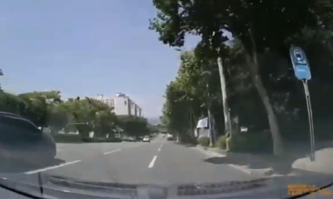 지난달 30일 한 도로에서 일어난 전기차 급발진 사고 블랙박스 영상./사진=유튜브