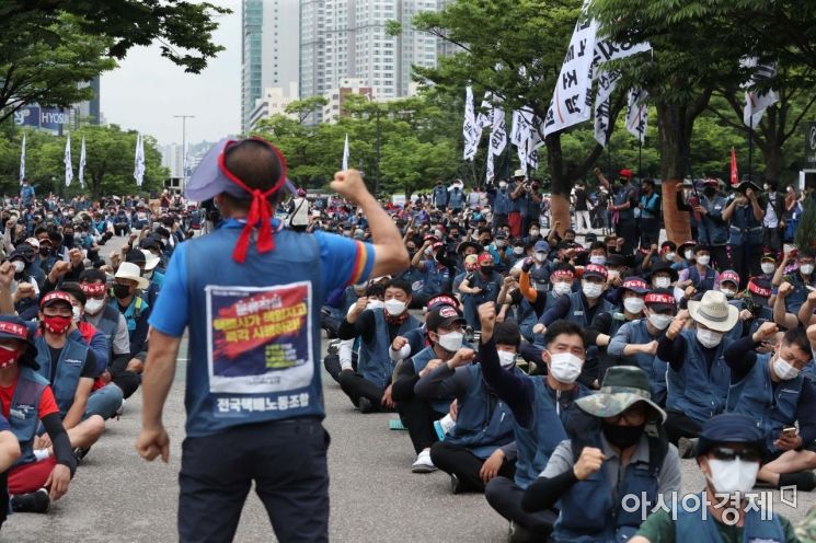 택배 노동자 과로사 방지 대책을 요구하며 일주일째 파업을 이어가고 있는 전국 택배노조가 15일 대규모 집회에 돌입했다. 국회에서 진행 중인 2차 사회적 합의 결과가 나올 때까지 노조원 5천여 명이 1박 2일 동안 집회를 이어갈 계획이다. 여의도공원에서 택배노조가 구호를 외치고 있다. /문호남 기자 munonam@