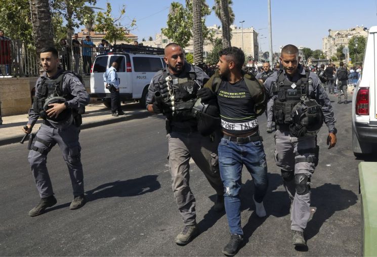 팔레스타인 주민이 이스라엘 경찰에 의해 체포된 모습 [이미지출처=AP연합뉴스]