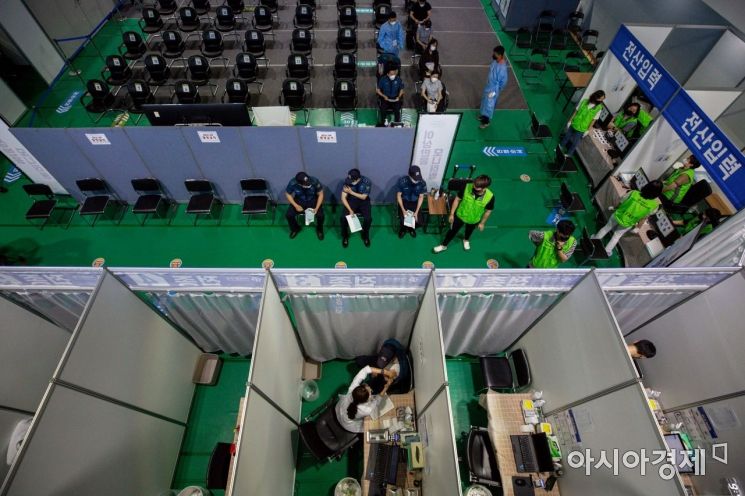코로나19 예방 백신 1차 접종 목표치인 1300만명을 넘어서며 당초 예상일 보다 조기 달성한 16일 서울 서대문구 코로나19백신접종센터에서 경찰병력이 백신 접종에 나서고 있다./강진형 기자aymsdream@
