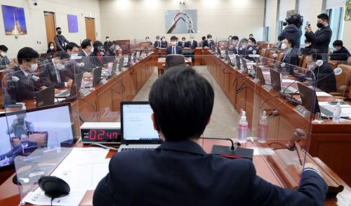 출범 1년이 지난 21대 국회 과학기술정보통신위원회가 올해도 정쟁 속에서 ICT분야 현안을 외면하고 있다는 지적이 나오고 있다. '만년 꼴찌' 소위원회라는 오명도 못 벗고 있다.

16일 관련 업계 따르면 과학기술정보통신위원회 소속 국민의힘 등 야당 측 의원들은 이날 오후 2시 개최 예정인 전체회의에 참석하지 않을 전망이다. 사진은 작년 11월 과방위 전체회의 모습 [이미지출처=연합뉴스]