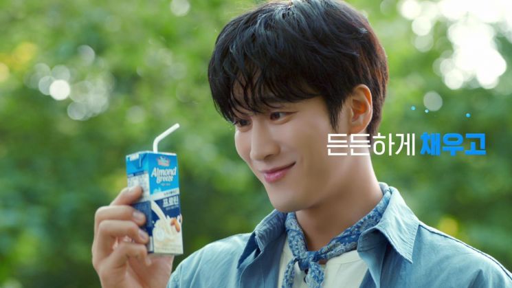 아몬드브리즈 홍보모델 안보현. 사진=매일유업