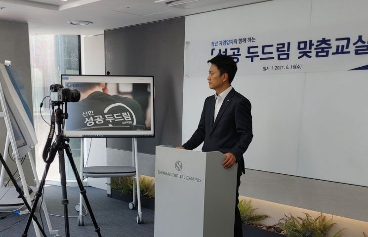 피자이탈리 프랜차이즈를 운영 중인 강광석 대표가 창업 초기 겪었던 어려움과 위기극복 과정,프랜차이즈를 준비하면서 체득한 생생한 노하우를 나누고 있다.