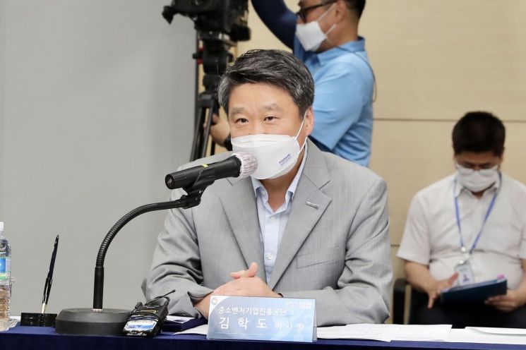 16일 열린 경남 미래 모빌리티산업 육성 지원 플랫폼 업무협약식에서 김학도 이사장이 발언하고 있다.