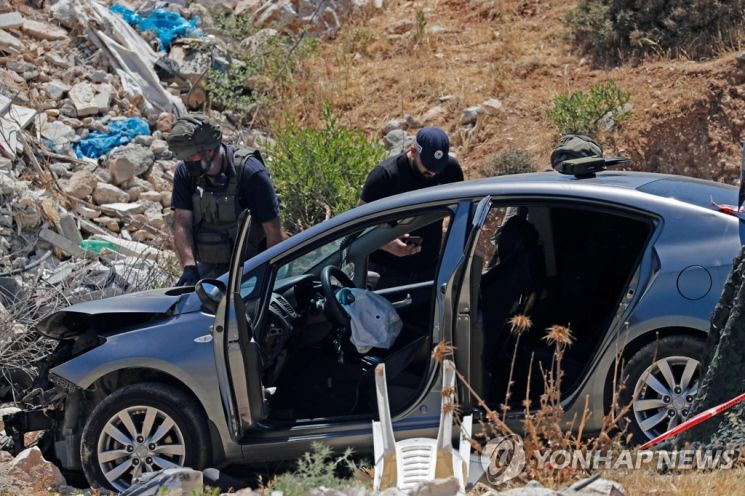 16일(현지시간) 이스라엘군이 웨스트뱅크 히즈마에서 차를 타고 공격하려던 팔레스타인 여성의 차량을 수색하고 있다. [이미지출처=연합뉴스]