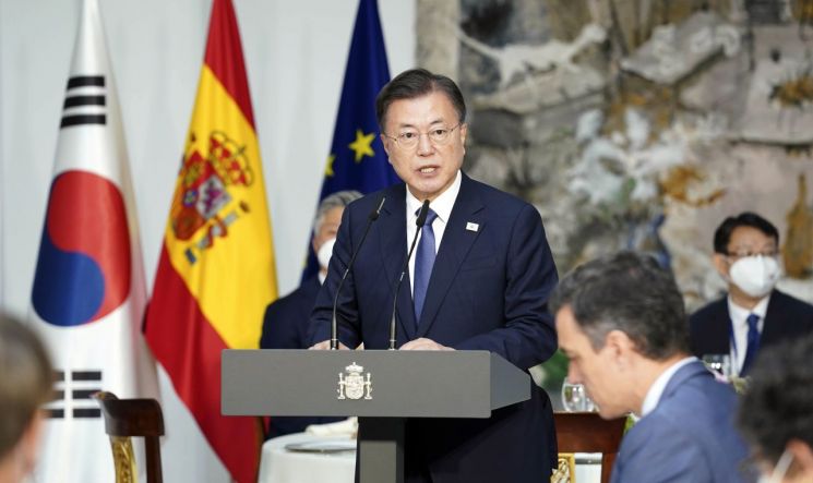 文대통령 스페인 총리와 정상회담…양국 전략적 동반자 관계 격상 