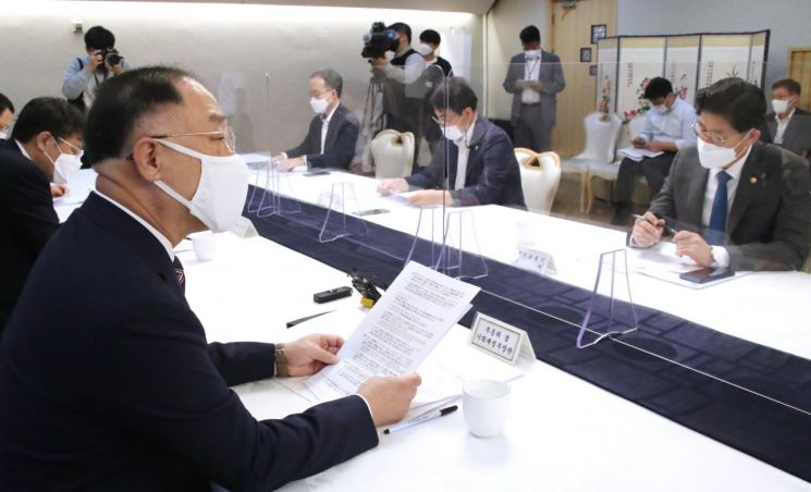 홍남기 "2·4대책 공공매입 참여자 세제 불이익 해소…개선안 마련할 것"(상보)