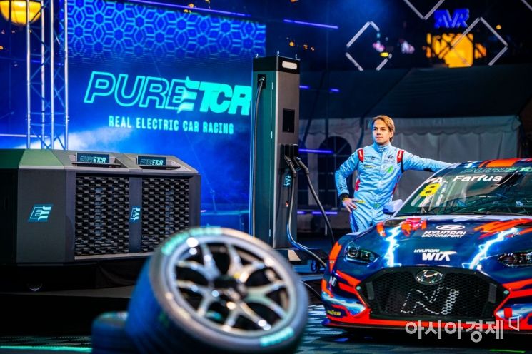 작년 10월 9일 덴마크 코펜하겐 시청 앞에서 열린 2021 시즌 PURE ETCR 대회 선포식 무대위에 전시된 현대차그룹 수소연료전지 발전기와 현대 벨로스터 N ETCR, 드라이버 아우구스토 파푸스(Augusto Farfus)의 모습.(사진제공 : 현대차)