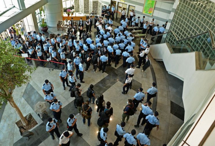 홍콩경찰, 반중매체 빈과일보 편집장 등 5명 체포