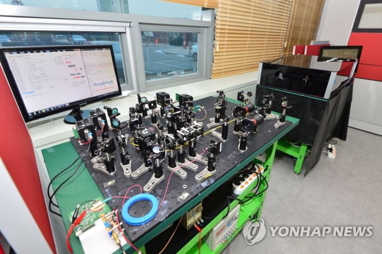 지난 2019년 한국과학기술연구원(KIST)이 공개한 양자암호통신 실험 설비. / 사진=연합뉴스