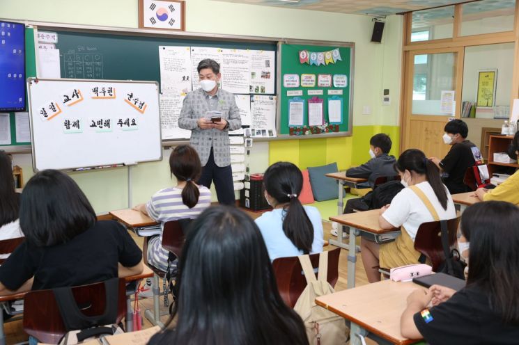 백두현 군수, 대흥초등학교 환경공동체 '일타교사'