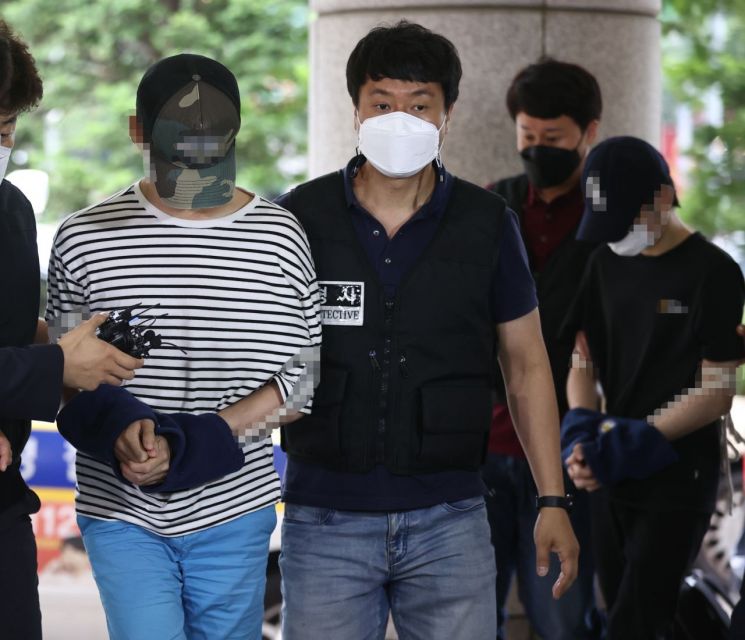 서울 마포구의 한 오피스텔에서 친구 A씨를 감금해 살인한 혐의를 받는 B씨와 C씨가 15일 오전 서울 마포구 서울서부지법에서 열린 구속 전 피의자 심문(영장실질심사)에 출석하고 있다. [이미지출처=연합뉴스]