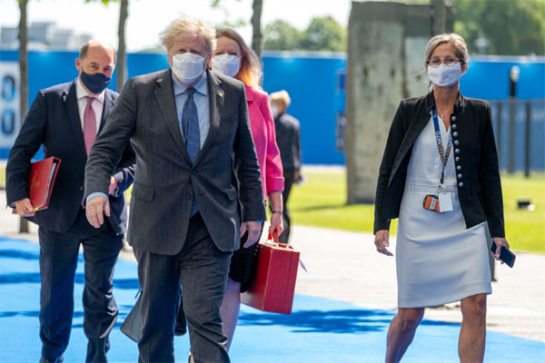 G7 정상회의 당시 보리스 존슨 영국 총리(왼쪽)가 톱텍이 생산한 마스크 '에어퀸'을 착용하고 있다. 사진제공=톱텍