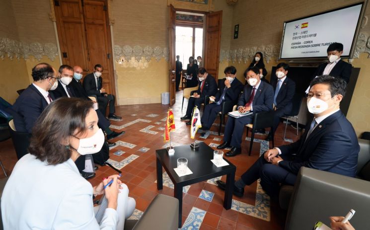 La ministra de Cultura, Deportes y Turismo, Hwang Hee, mantiene una reunión bilateral con la ministra de Comercio, Industria y Energía de España, Maria Reyes Marotto, en el Hospital San Pau de Barcelona, España, el día 17.