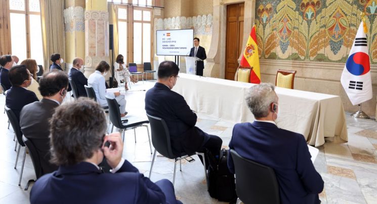 El ministro de Cultura, Deportes y Turismo, Hwang Hee, pronunció unas palabras de clausura en la mesa redonda de la industria turística Corea-España celebrada en el Hospital San Pau de Barcelona, España, el día 17.