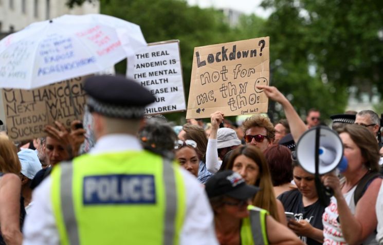 영국 런던 다우닝가 10번지 총리 관저 앞에서 14일(현지시간) 시위대가 코로나19 봉쇄 해제 일정 연기에 항의하며 시위를 벌이고 있다. [이미지출처=연합뉴스]
