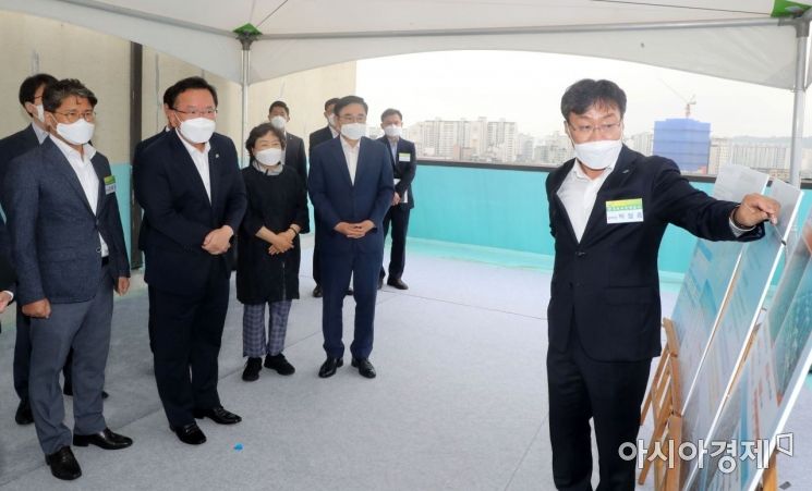 [포토] 쌍문역 공공주택 후보지 설명 듣는 김부겸 총리