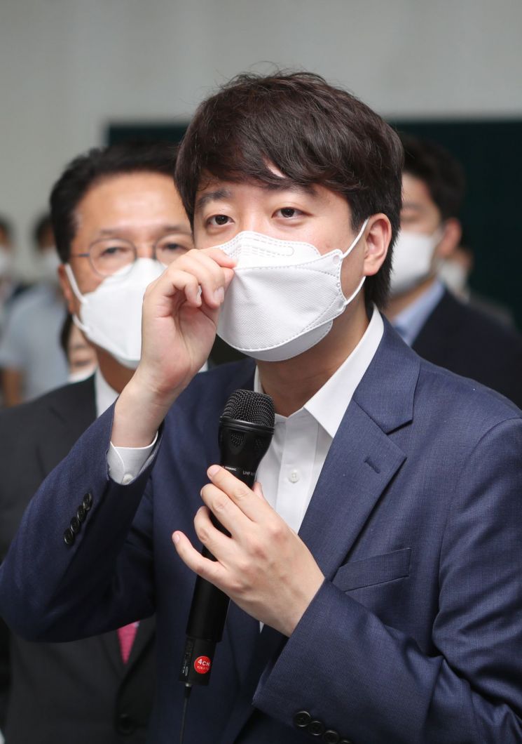 與 '병역 의혹' 영상 내리자…이준석 "민주당 민낯, 억까 말자더니" 쓴소리