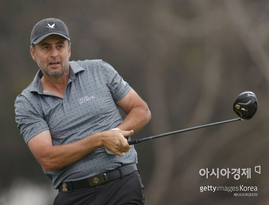 디섐보 2언더파 "타이틀방어 GO~"…블랜드 '노장 돌풍'