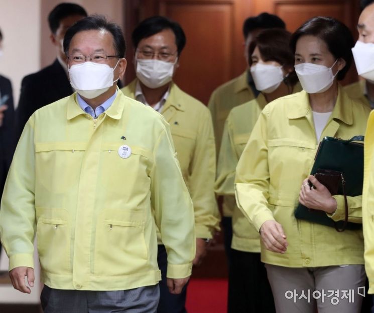 [포토] 코로나19 대응 중대본회의 참석하는 김부겸 총리