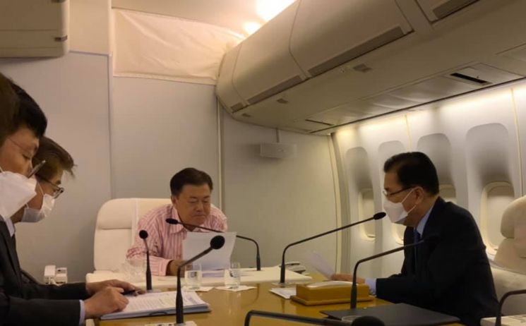 페북에 대통령 암호명·1호기 사진 올린 탁현민, 국가기밀 노출 논란