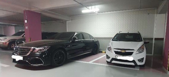 경차 자리에 '벤툭튀'…"두 자리 먹는 건 기본" 또 무개념 주차