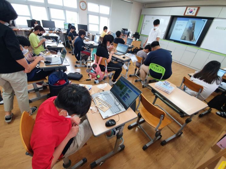 지난 11일 여수시 소재 섬학교인 경호초에서 진행된 ‘찾아가는 SW.AI 코딩 교실’이 전문강사의 SW교육이 진행된 가운데 학생들이 교구를 조립하며 흥미에 빠져들고 있다.
